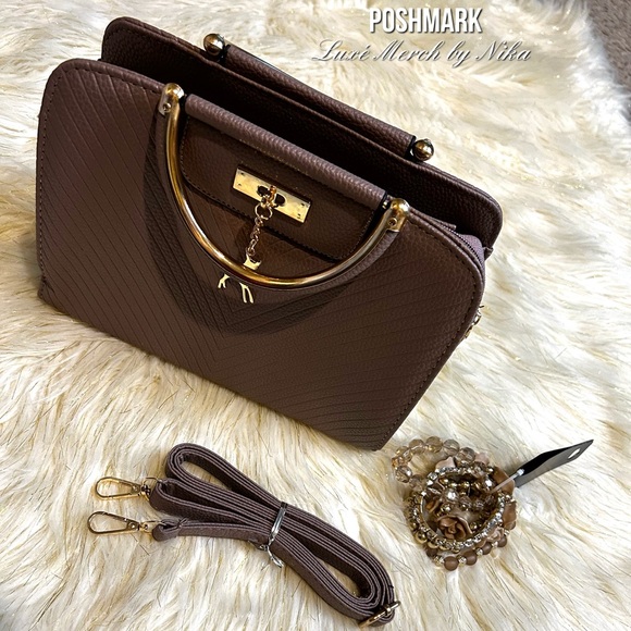 Handbag Bundle comes with bracelets  (2) piece set - Picture 3 of 6